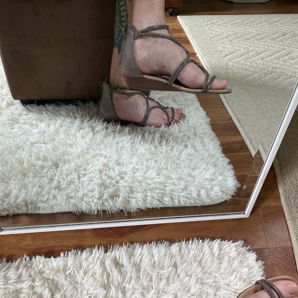 PEWTER GREY SILVER FLAT WEDGE SANDAL STRAPS STRETCH ZIPPER OPEN TOE GLADIATOR - Picture 11 of 12